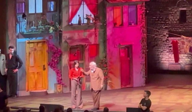 Sahnede fenalaşan Müjdat Gezen hastaneye kaldırıldı