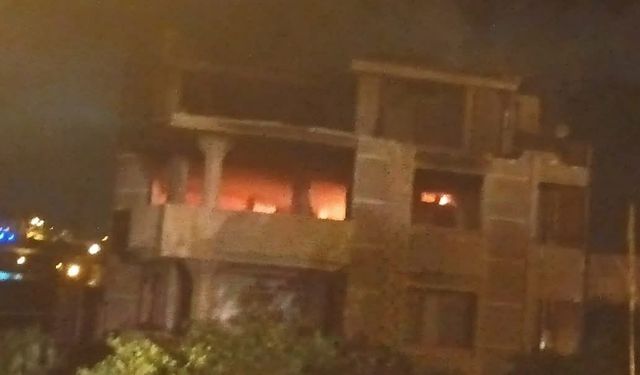 Samandağ'da metruk bina yangını