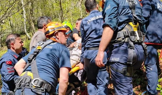 Samsun'da kayalıklardan düşen şahıs yaralandı