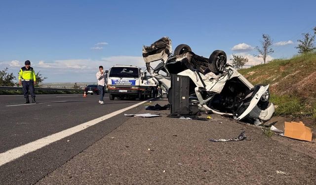 Hafif ticari araç otomobille çarpıştı: 3 ölü, 5 yaralı