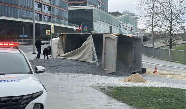 Sarıyer'de hafriyat kamyonu devrildi: Sürücü yaralandı