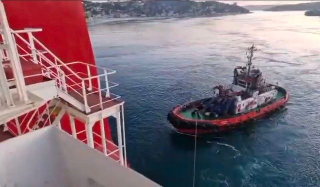 Sarıyer'de yalıya metreler kala karaya oturan konteyner gemisi yüzdürüldü