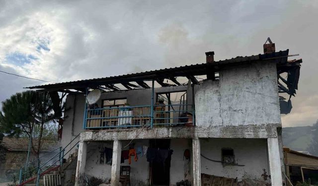 Selendi'de 2 katlı ev yangında kül oldu