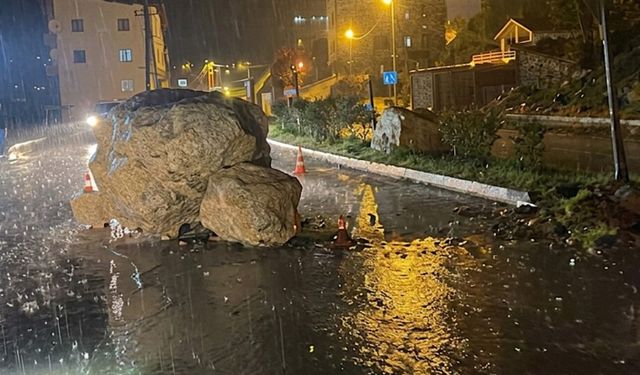 Şemdinli'de yola dev kaya parçaları düştü