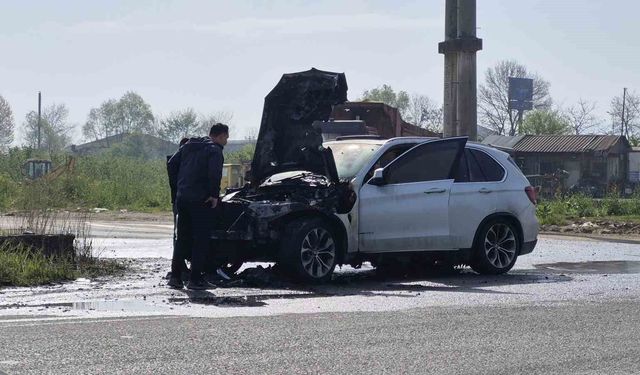 Seyir halindeki cip yandı