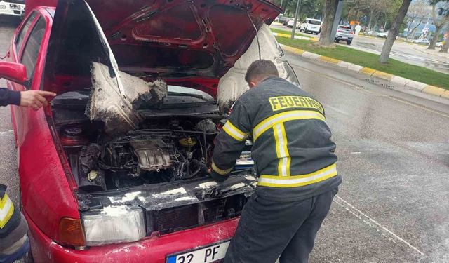 Seyir halindeki otomobil alev aldı