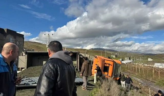 Siirt'te kamyon devrildi: Uzun araç kuyruğu oluştu