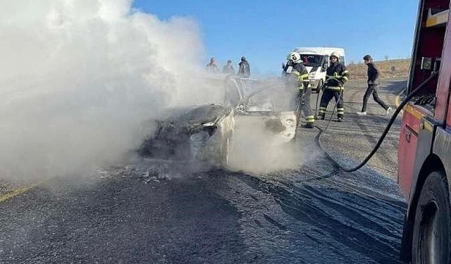 Seyir halindeki otomobil alev aldı: 4 kişilik aile son anda kurtuldu