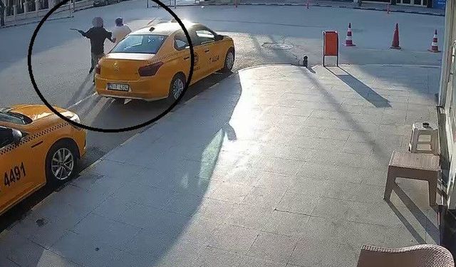 Suç makinesi önüne geleni satırla yaraladı, o anlar kameraya yansıdı