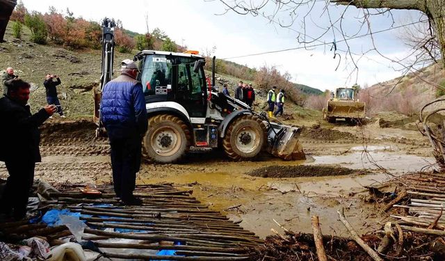 Gölet taştı, bir ev ve ahır sular altında kaldı