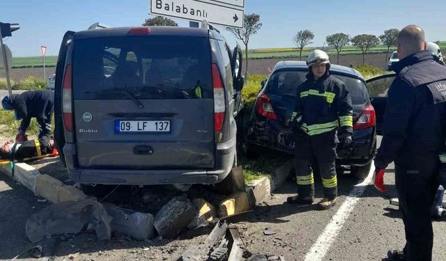 Tekirdağ'da hafif ticari araç ile otomobil çarpıştı: 5 yaralı