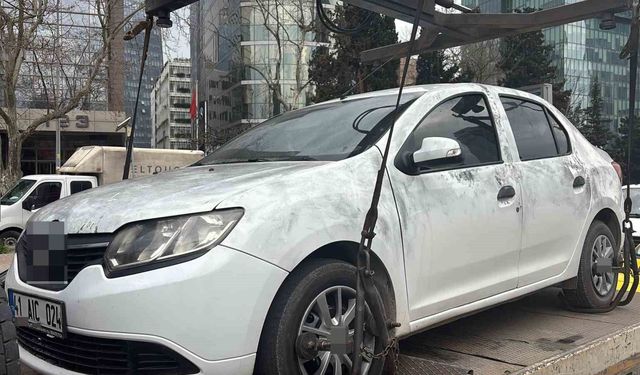 Teröristlerin kiraladığı otomobil incelemelerin ardından olay yerinden kaldırıldı