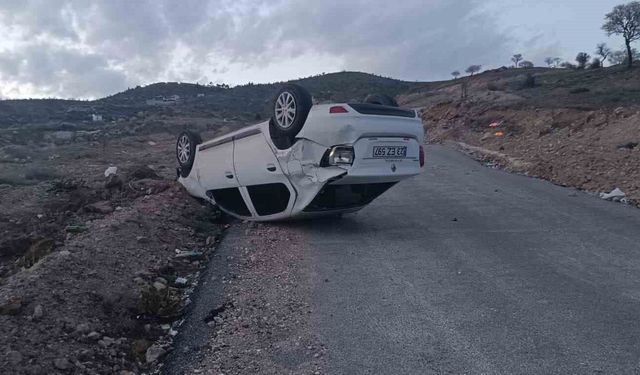 Ters dönen otomobilin sürücüsü, aracı bırakarak kaçtı