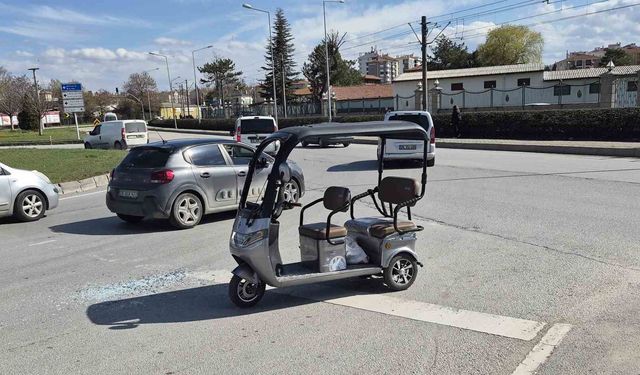Ters yöne girmeye çalışan üç tekerlekli elektrikli araç kaza yaptı
