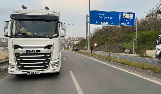Tırın kör noktasına giren otomobil refüje çıktı