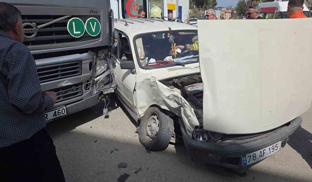 Tırla çarpışan otomobildeki 1 kişi ağır yaralandı