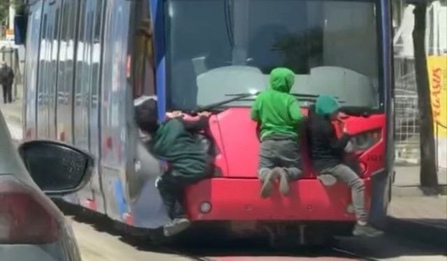 Tramvayın arkasına tutunan çocuklar yürekleri ağza getirdi