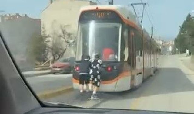 Tramvayın arkasına tutunan patenli çocukların tehlikeli yolculuğu