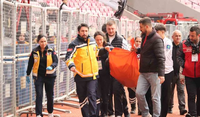 Tribünde epilepsi nöbeti geçiren taraftara sağlık ekipleri müdahale etti