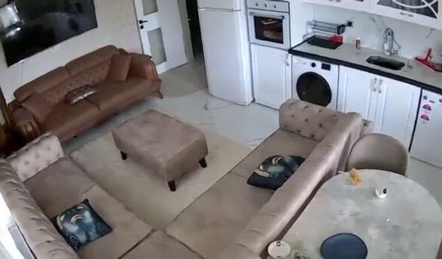 Van'da 5.2 büyüklüğünde deprem: Sarsıntı anı kamerada