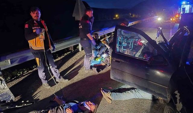 Van'da kaçak göçmenleri taşıyan otomobil kaza yaptı: 7 yaralı