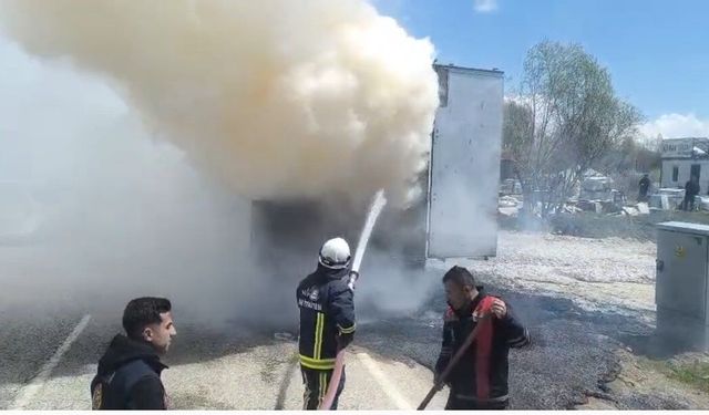Van'da seyir halindeki tırın dorsesi yandı