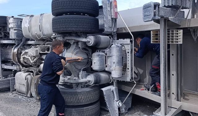 Van'da tır devrildi: 1 yaralı