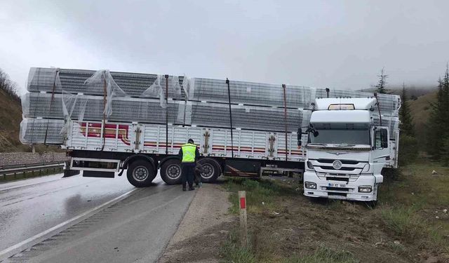 Yağış nedeniyle kayan tır yoldan çıktı