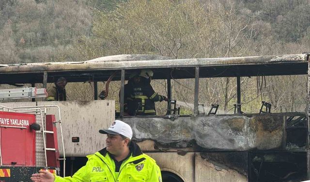 Yalova'da seyir halindeki yolcu otobüsü alevlere teslim oldu