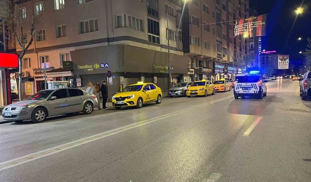 'Yan bakma' kavgasında bıçaklanan 1 kişi ağrı yaralandı