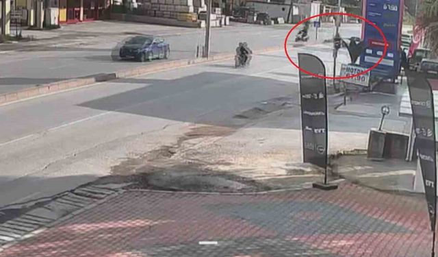 Yaya geçidini kullanmaya çalışan otomobille çarpışan motosikletli metrelerce havaya uçtu