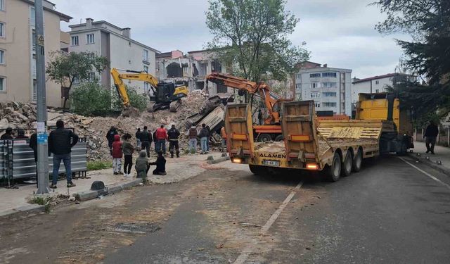 Yıkım esnasında iş makinesi devrildi