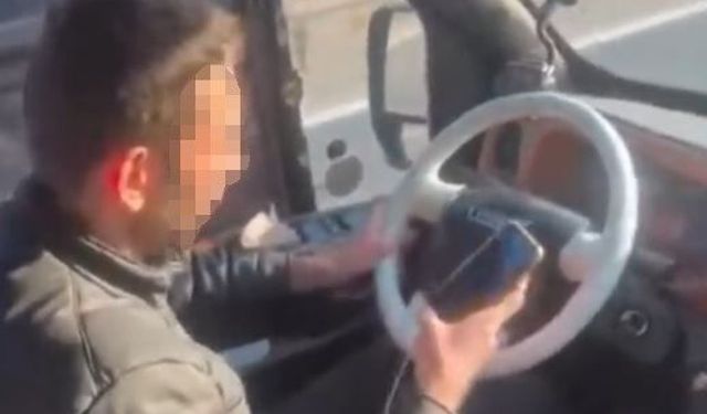 Yolcu dolu dolmuşta bir yandan telefona baktı, diğer yandan aracı kullandı