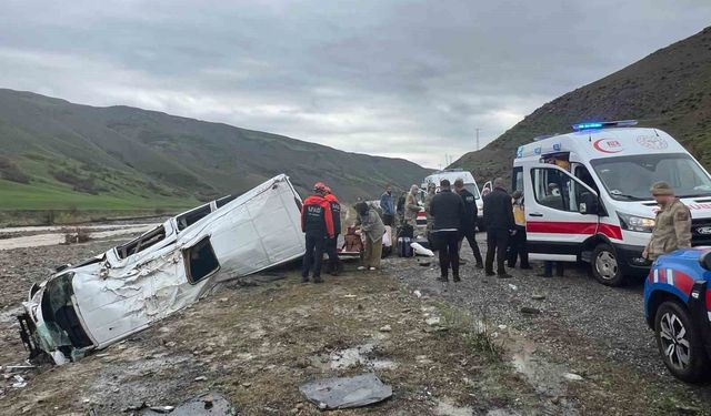 Yolcu minibüsü dere yatağına yuvarlandı: 16 yaralı