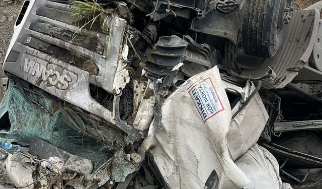 Yoldan çıkan tır hurdaya döndü: 1 yaralı
