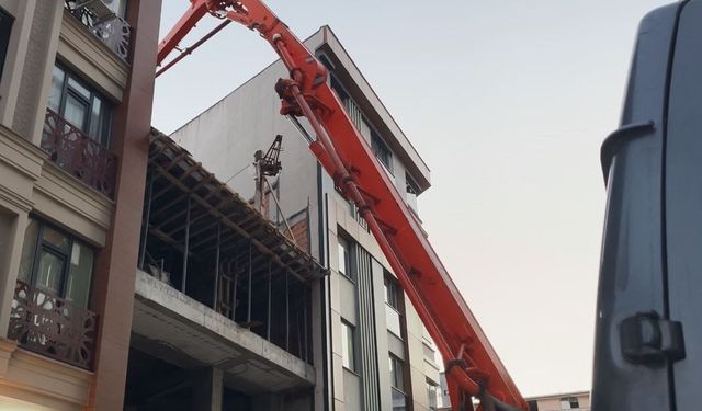 Zeytinburnu'nda beton dökme çalışması sırasında yan binanın duvarı çöktü