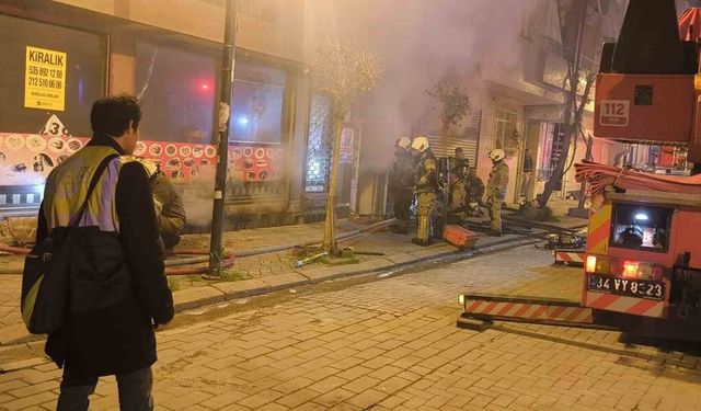 Zeytinburnu'nda gece saatlerinde hareketli dakikalar: Tekstil atölyesindeki yangın paniğe yol açtı