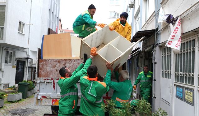 Osmangazi’de çöp eve müdahale! Mahalle rahat nefes aldı