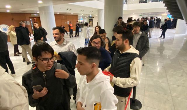 Ümit Özdağ Bursa’da Gençlerle Buluştu: “Ordu ve Siyaset” Söyleşisine Yoğun İlgi