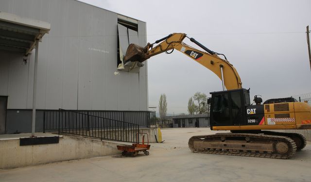 Nilüfer’de 4 bin metrekarelik kaçak depo yıkıldı