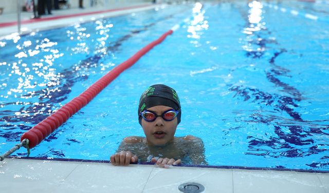 Bursa'da Çocuklar Bayram Coşkusu İçin Kulaç Attı