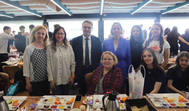 Bursa'da ‘Nesiller Buluşuyor' projesi Anneler Günü programıyla taçlandı