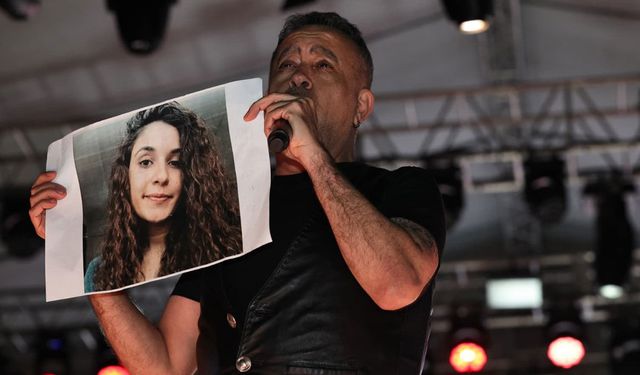 Haluk Levent, konserinde Gülistan Doku için poster açtı
