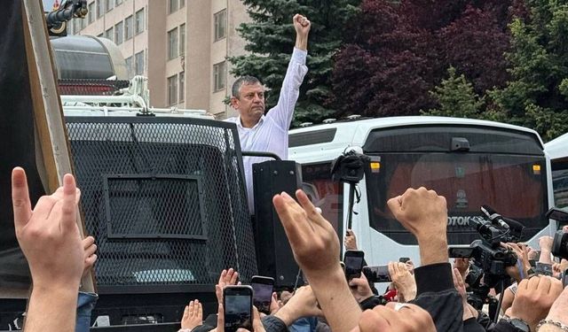 Özgür Özel TBMM önünde konuşuyor