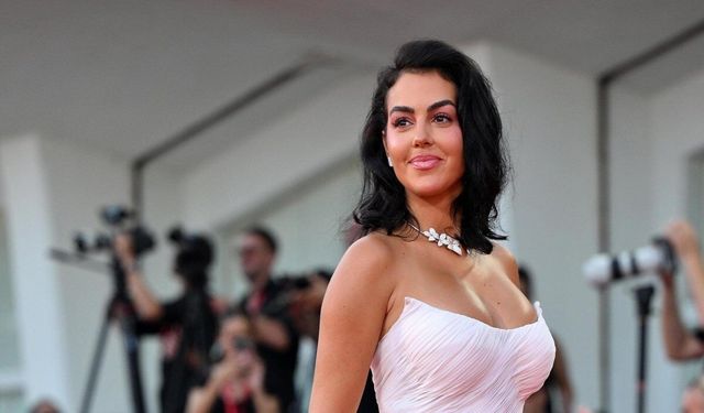 Ronaldo'nun nişanlısı Rodriguez dekoltesiyle olay oldu!