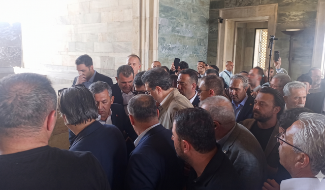 Anıtkabir'de çelenk krizi