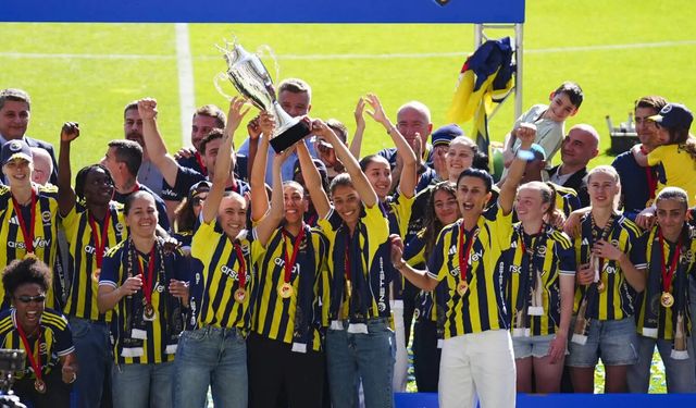 Şampiyon Fenerbahçe ArsaVev, kupasını kavuştu