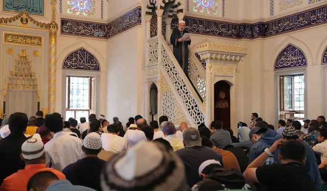 Yoğunluk nedeniyle bayram namazı 3 kez kılındı