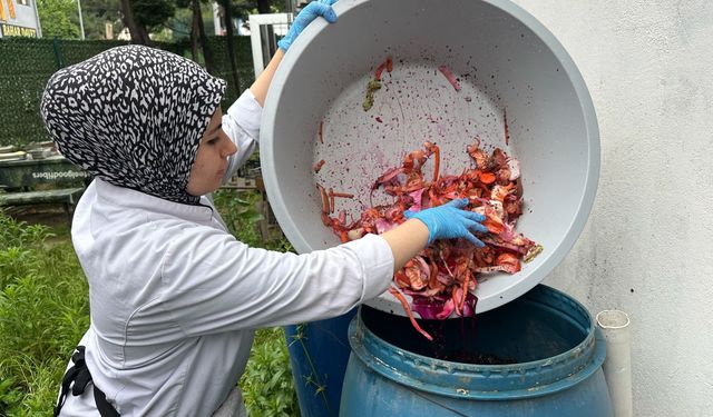 Bursa’da öğrenciler mutfak atıklarından gübre üretti