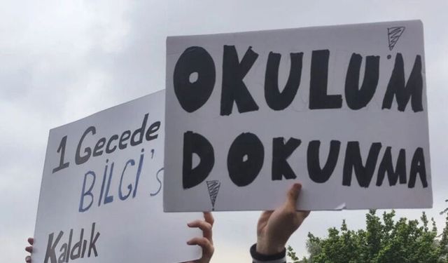 Bilgi Üniversitesi öğrencileri ayakta